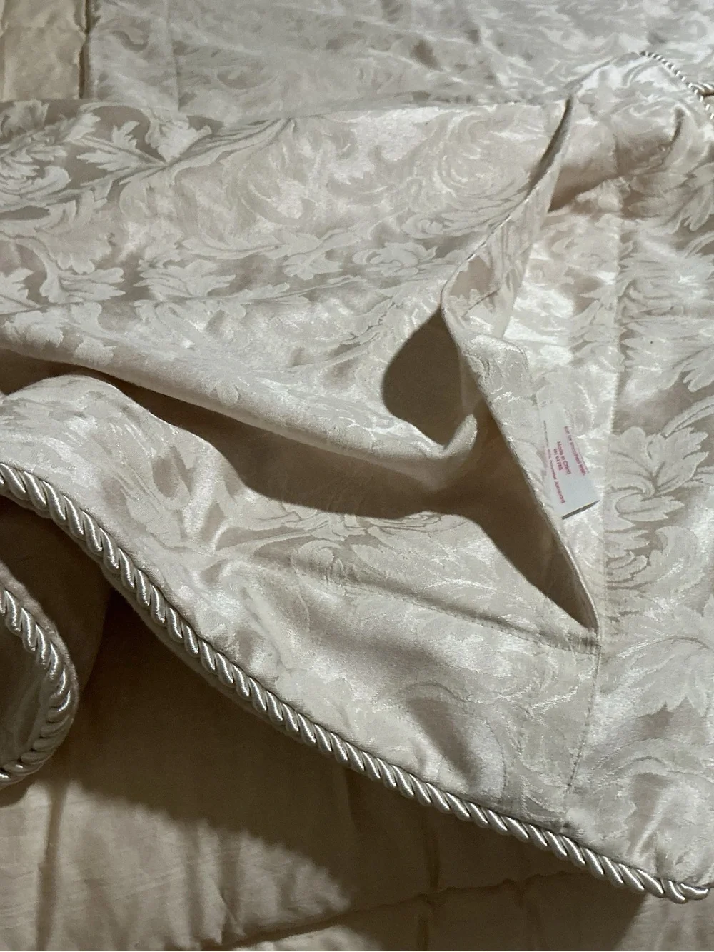 NWOT Heavy Weight Damask Jacuard Comforter & Shams